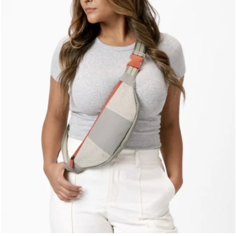 thirty-one slim convertible hip bag whisper grey hands free belt bag Fanny pack